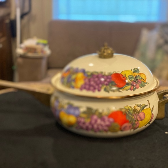 Vintage Cornucopia Enamelware.  8”pot.  Brass knobs and handles - Picture 3 of 6